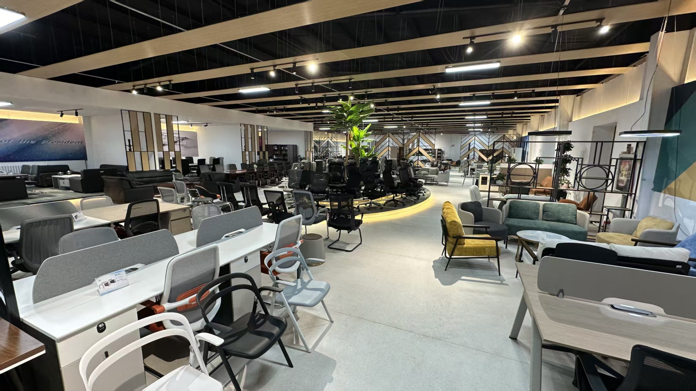 新疆德臻耘家具展厅全景